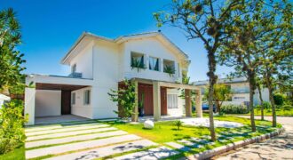 Casa com 2 garagens